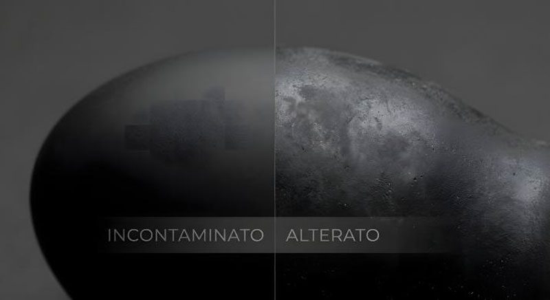 Confronto macro superficie in silicone medicale: incontaminato e integro a sinistra, alterato e degradato da lubrificante incompatibile a destra -Eros Atelier